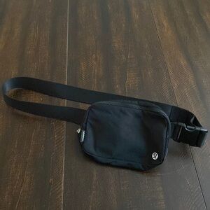 Black Lululemon everywhere bag